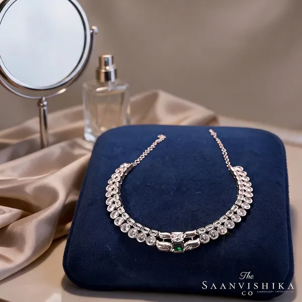 Silver_Alloy_Emerald_Stone_Kanti_Necklace_For_Women