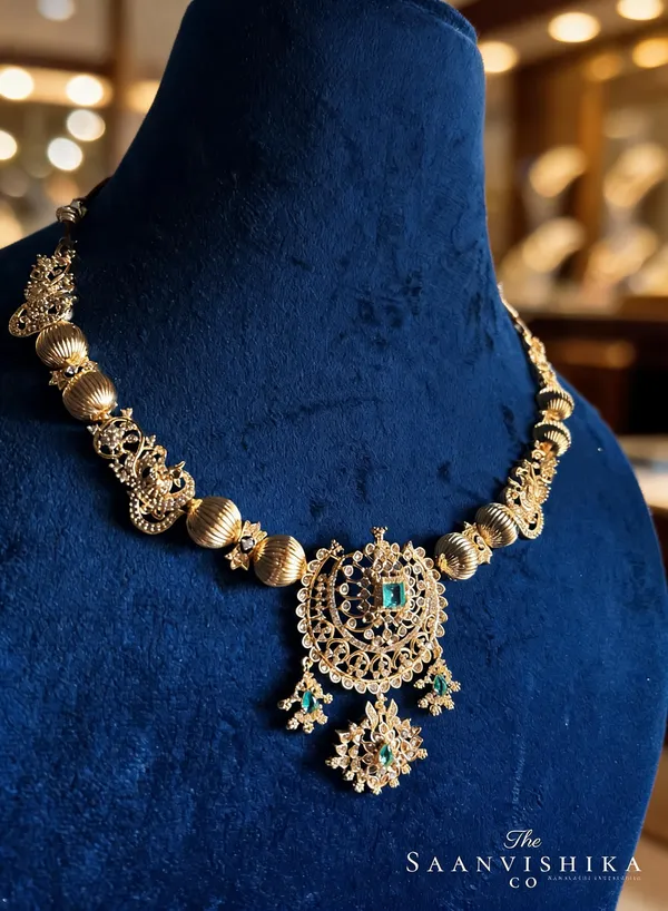 Golden_Alloy_Emerald_Gemstone_Kante_Necklace_For_Women