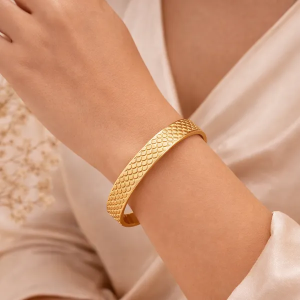 Gold_Textured_Scale_Pattern_Bangle_Bracelet_For_Women