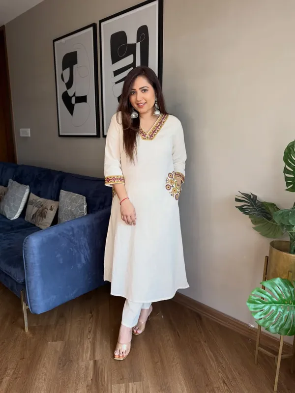 White_Embroidered_Kurta_with_Mirror_Work_for_Women