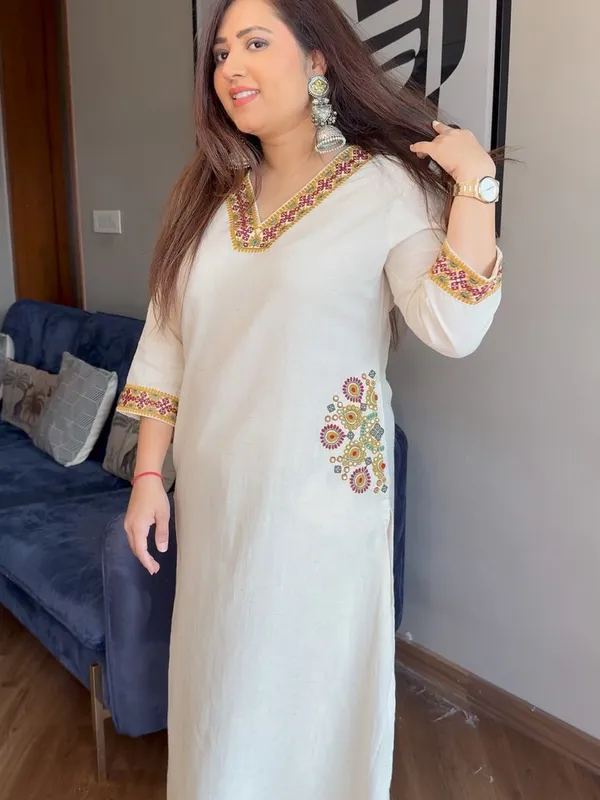 White_Embroidered_Kurta_with_Mirror_Work_for_Women