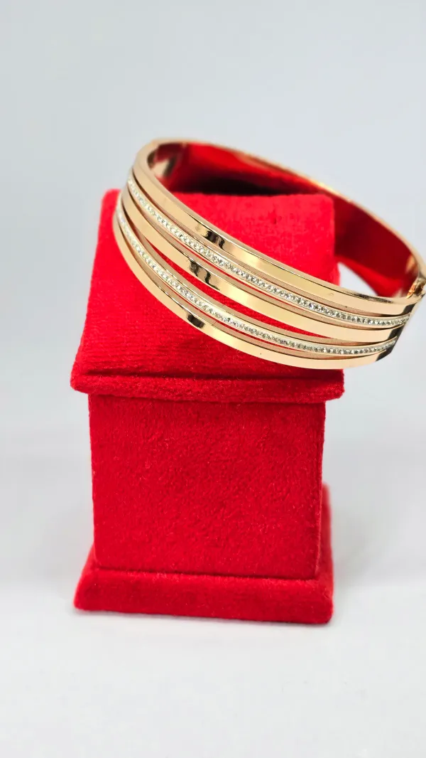 Stylish_Rose_Gold_Bracelet_With_Sparkling_Stones
