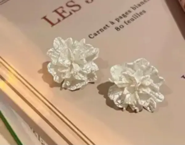 White_Flower_Shaped_Anti_Tarnish_Earrings