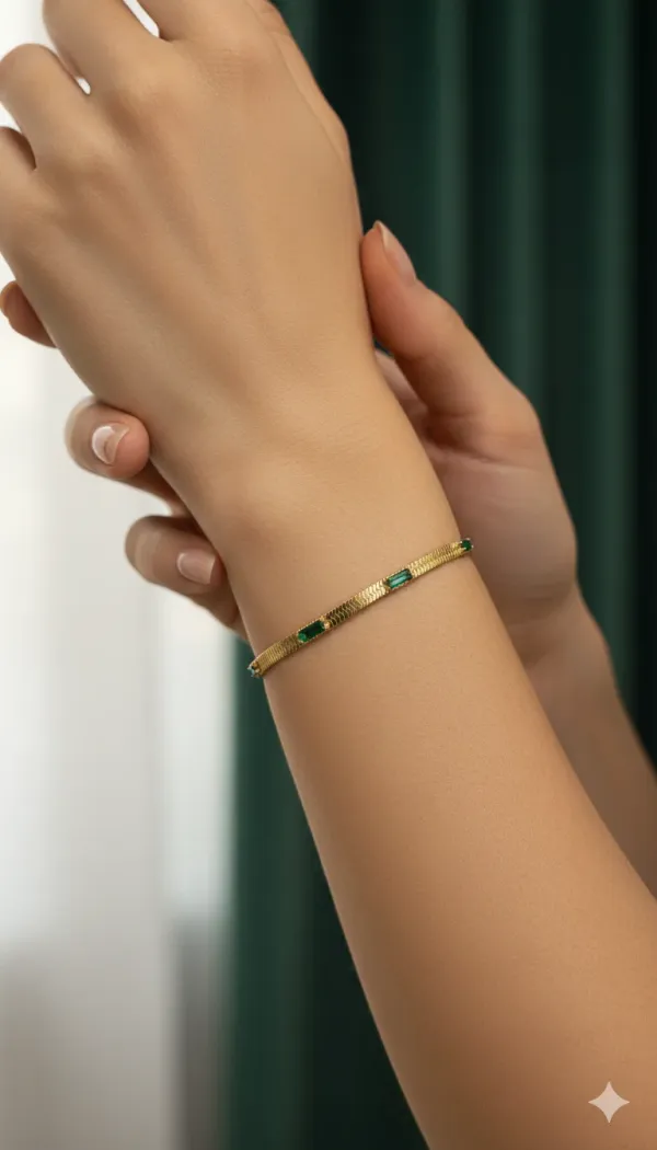 Emerald_Charm_Gold_Bracelet