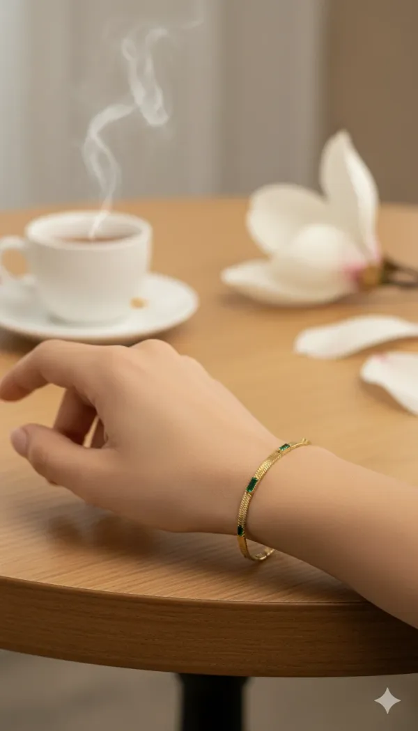 Emerald_Charm_Gold_Bracelet