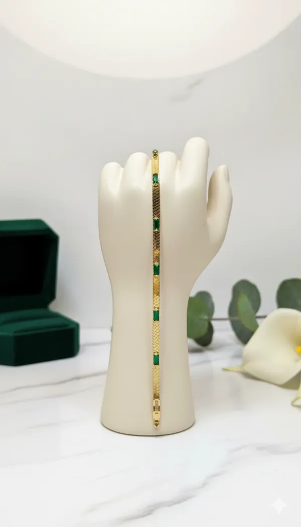 Emerald_Charm_Gold_Bracelet