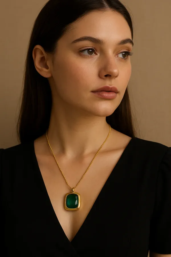 Emerald_Green_Stone_Pendant_Necklace