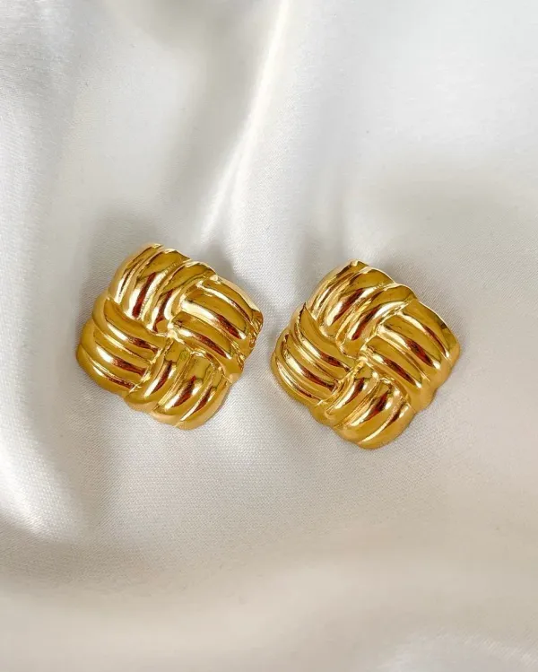 Gold_Plated_Ribbed_Square_Shaped_Anti_Tarnish_Earrings