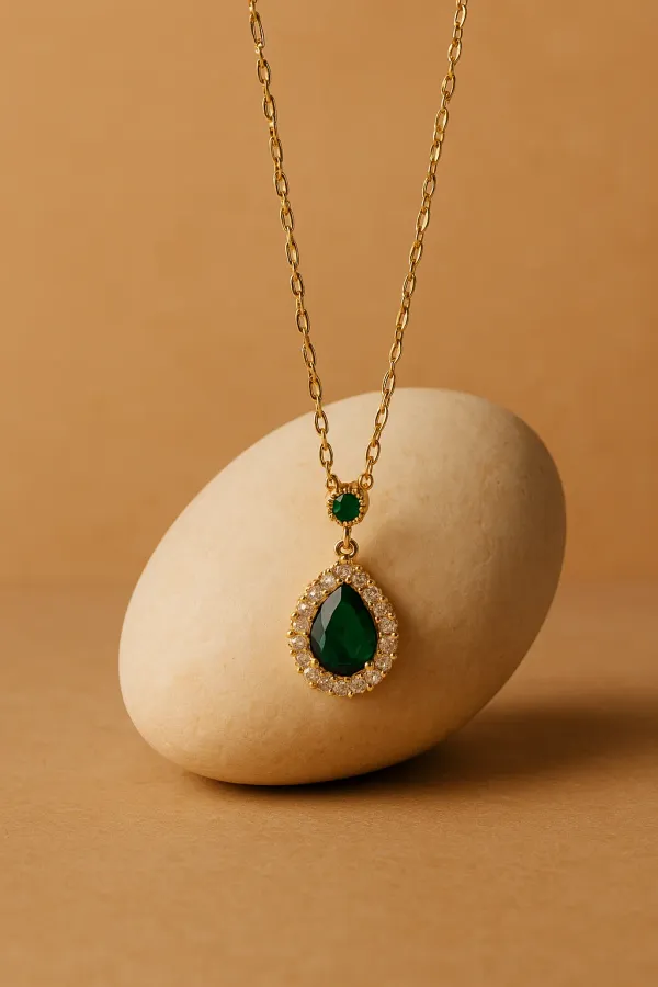 Emerald_Green_Teardrop_Pendant_Necklace