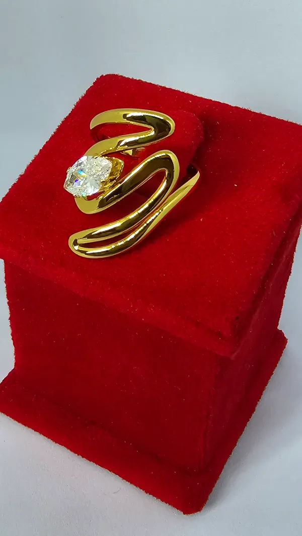 Elegant_Gold_Plated_Designer_Ring_With_Solitaire