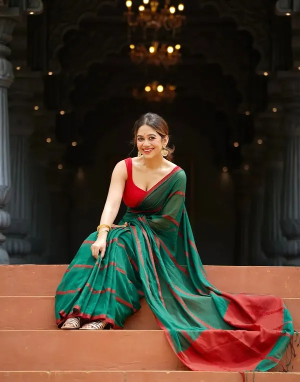 Green_Linen_And_Cotton_Premium_Saree_For_Women