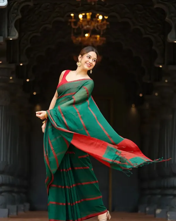 Green_Linen_And_Cotton_Premium_Saree_For_Women