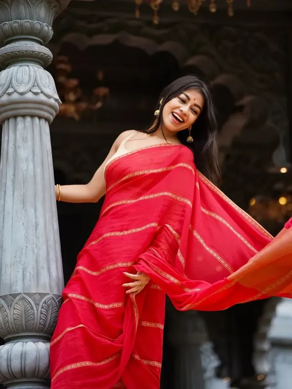Red_Linen_And_Cotton_Premium_Saree_For_Women