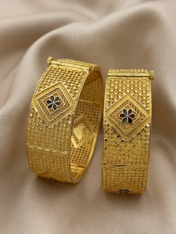 Gold_Metal_Paisley_Floral_Dual_Tone_Bangle_Set_For_Women