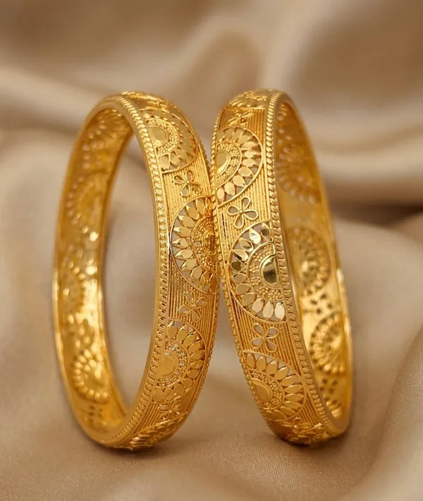 Gold_Plated_Geometric_Floral_Textured_Bangle_Set_For_Women