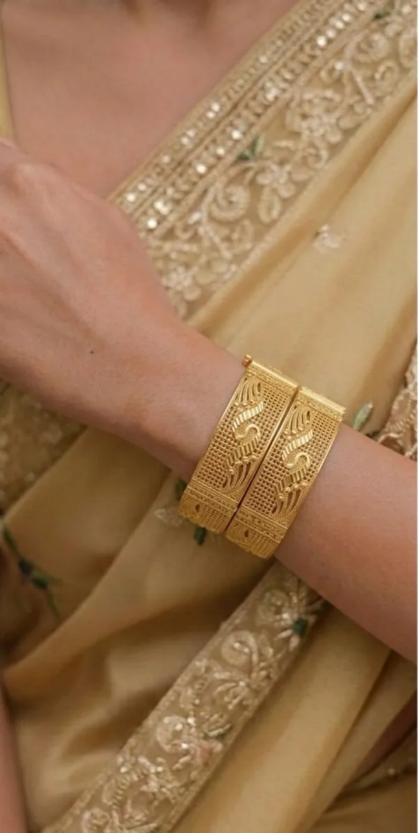 Gold_Plated_Geometric_Pattern_Textured_Bangle_Set_For_Women