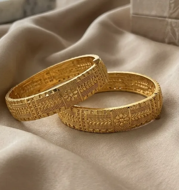 Gold_Plated_Textured_Red_Green_Stone_Bangle_Set_For_Women