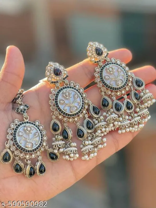 Stylish_Kundan_Pearl_Wedding_Earring_With_Tikka