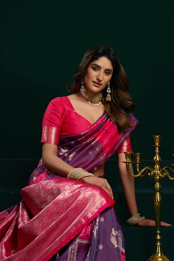 Pink_Soft_Silk_Saree_With_Fancy_Pumpum_For_Women