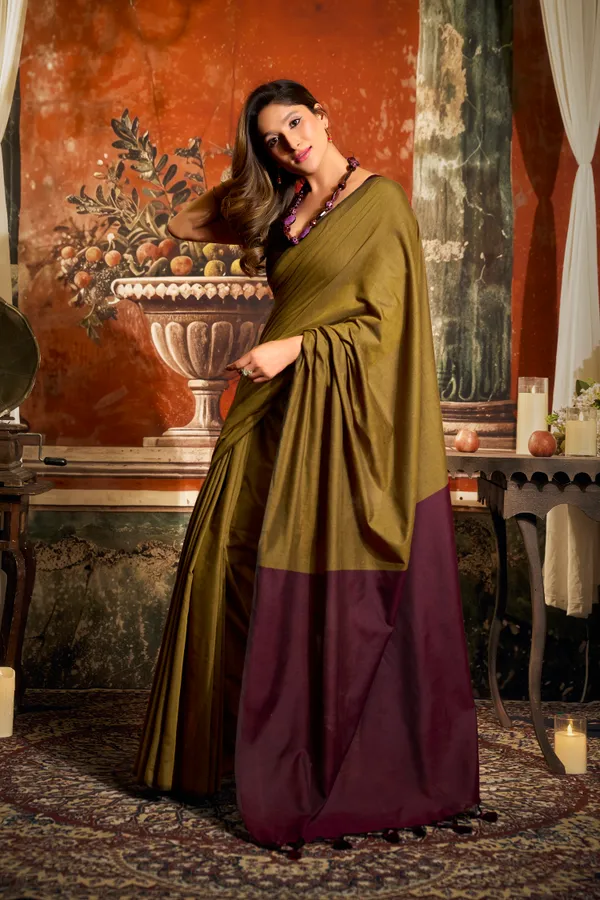 Green_Mal_Cotton_Contrast_Pallu_Tassel_Saree_For_Women