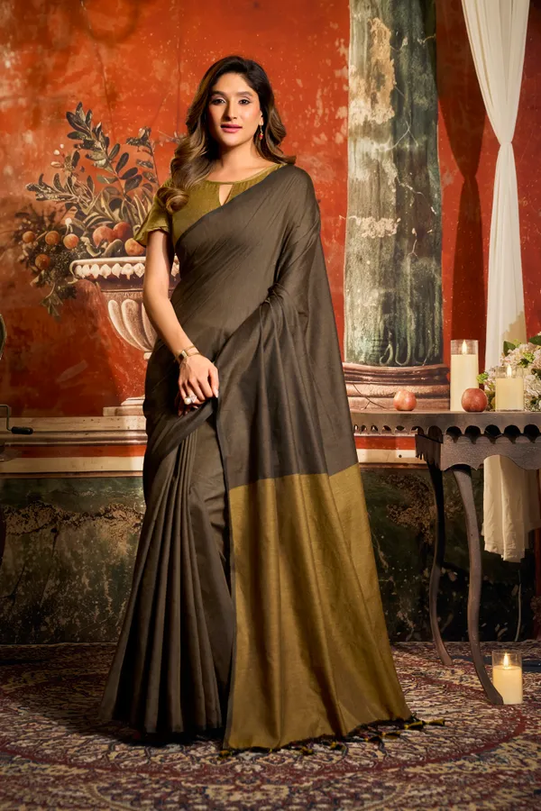 Grey_Mal_Cotton_Contrast_Pallu_Tassel_Saree_For_Women
