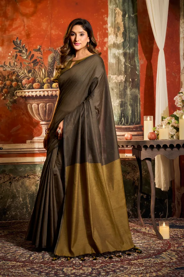 Grey_Mal_Cotton_Contrast_Pallu_Tassel_Saree_For_Women