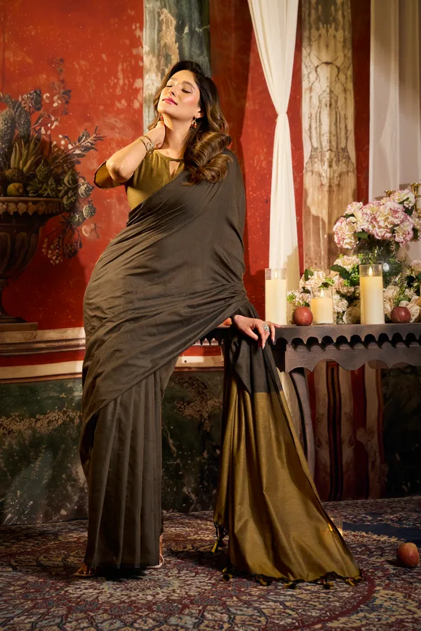 Grey_Mal_Cotton_Contrast_Pallu_Tassel_Saree_For_Women
