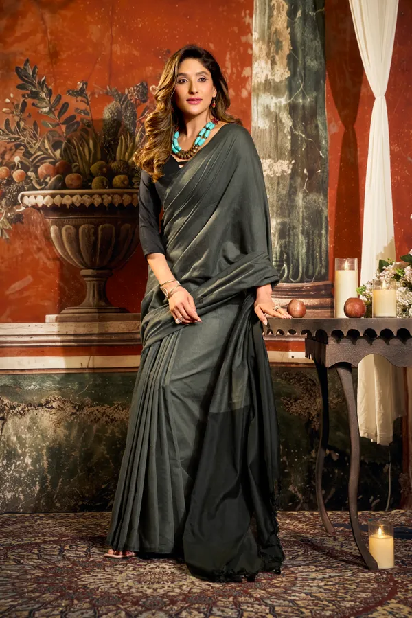 Grey_Mal_Cotton_Contrast_Pallu_Tassel_Saree_For_Women