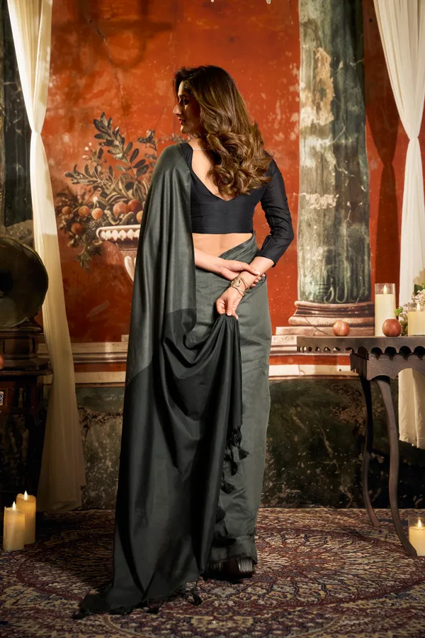 Grey_Mal_Cotton_Contrast_Pallu_Tassel_Saree_For_Women