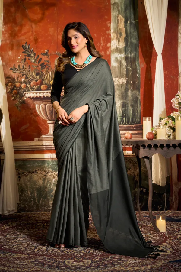Grey_Mal_Cotton_Contrast_Pallu_Tassel_Saree_For_Women