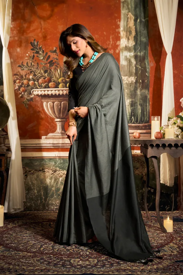 Grey_Mal_Cotton_Contrast_Pallu_Tassel_Saree_For_Women