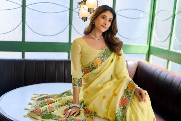 Yellow_Linen_Jacquard_Handloom_Fancy_Tassels_Saree_For_Women