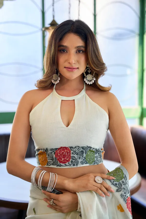 White_Linen_Jacquard_Handloom_Tassel_Saree_For_Women