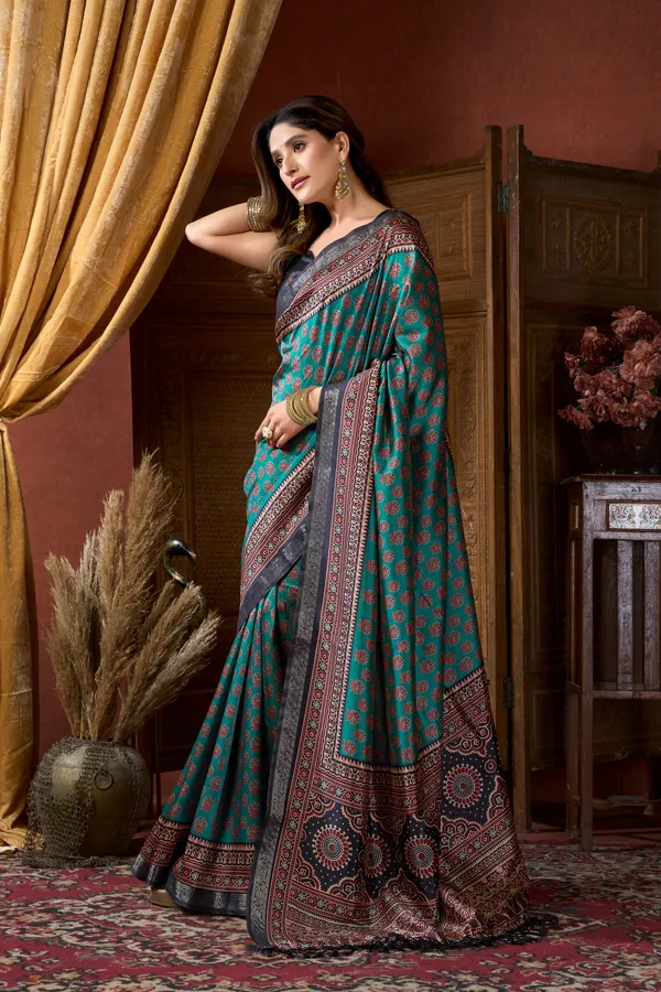 Multi_Digital_Cluster_Print_Jacquard_Border_Jhallar_Saree_For_Women