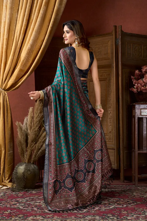 Multi_Digital_Cluster_Print_Jacquard_Border_Jhallar_Saree_For_Women