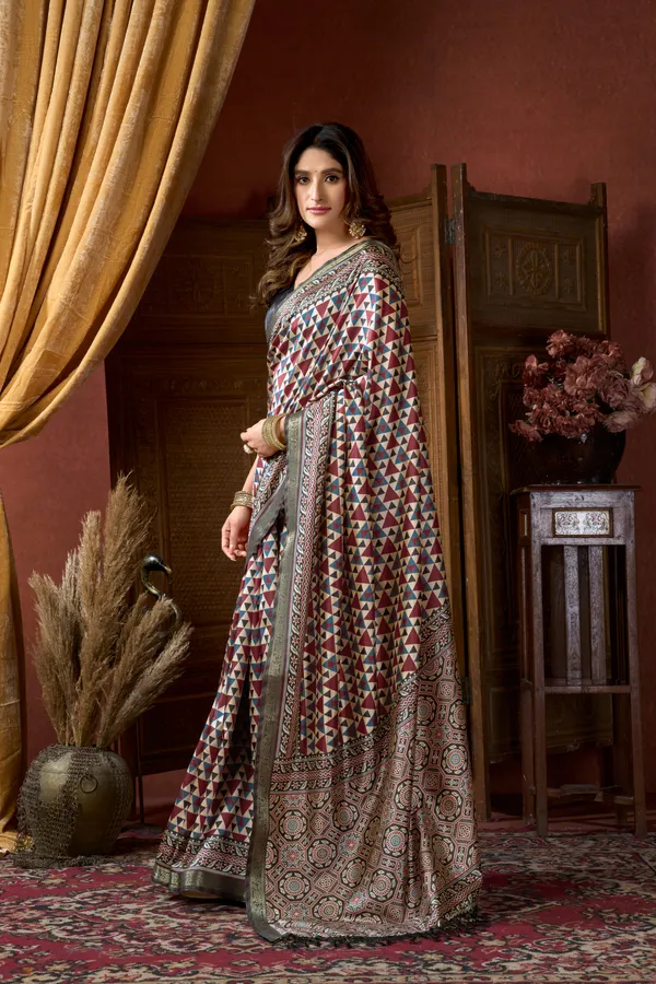 Multi_Digital_Cluster_Print_Jacquard_Border_Jhallar_Saree_For_Women