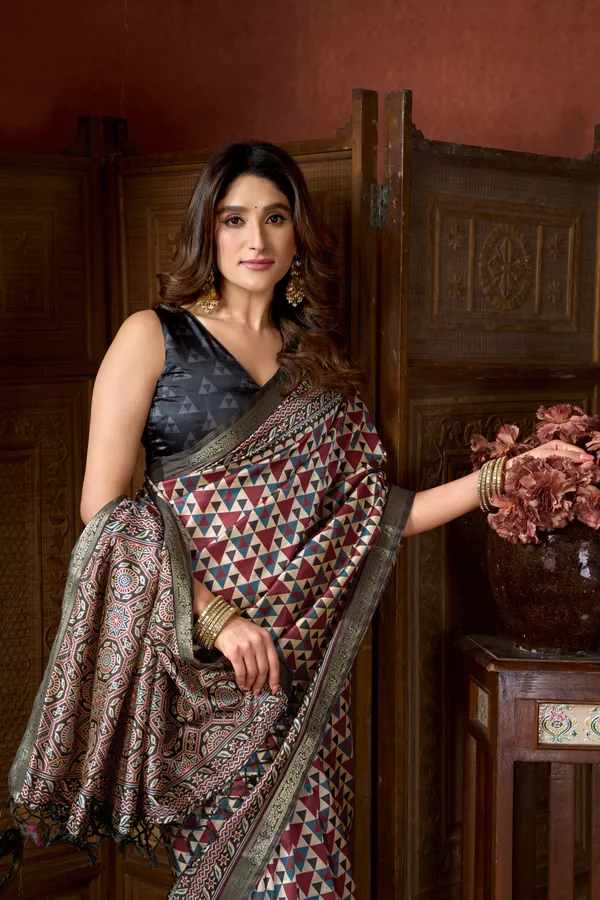 Multi_Digital_Cluster_Print_Jacquard_Border_Jhallar_Saree_For_Women