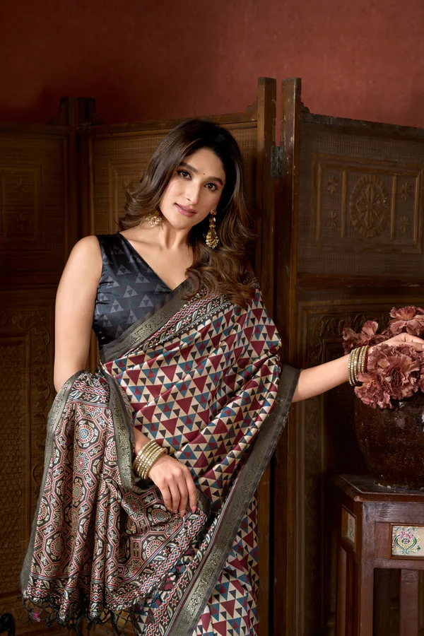 Multi_Digital_Cluster_Print_Jacquard_Border_Jhallar_Saree_For_Women