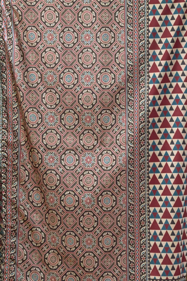 Multi_Digital_Cluster_Print_Jacquard_Border_Jhallar_Saree_For_Women