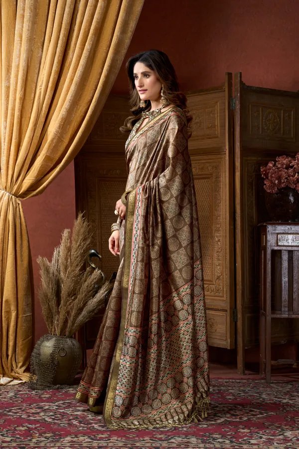 Multi_Digital_Cluster_Print_Jacquard_Border_Jhallar_Saree_For_Women