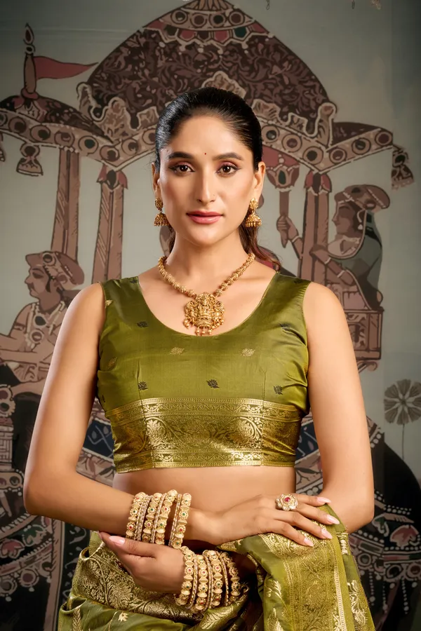 Yellow_Soft_Silk_Zhallar_Saree_For_Women