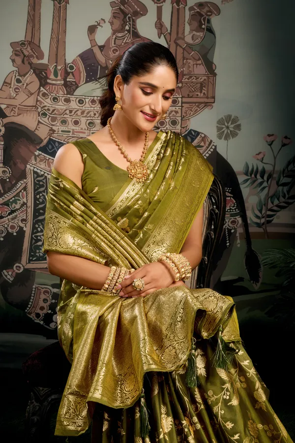 Yellow_Soft_Silk_Zhallar_Saree_For_Women
