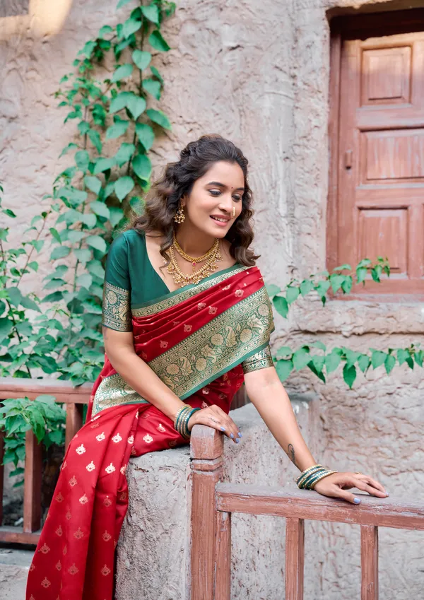 Multicolor_Silk_Saree_With_Zhallar_For_Women