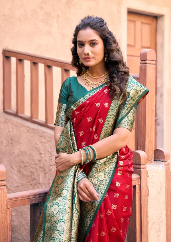 Multicolor_Silk_Saree_With_Zhallar_For_Women