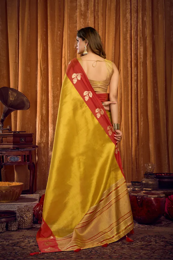 Yellow_Soft_Tissue_Contrast_Border_Zhallar_Saree_For_Women