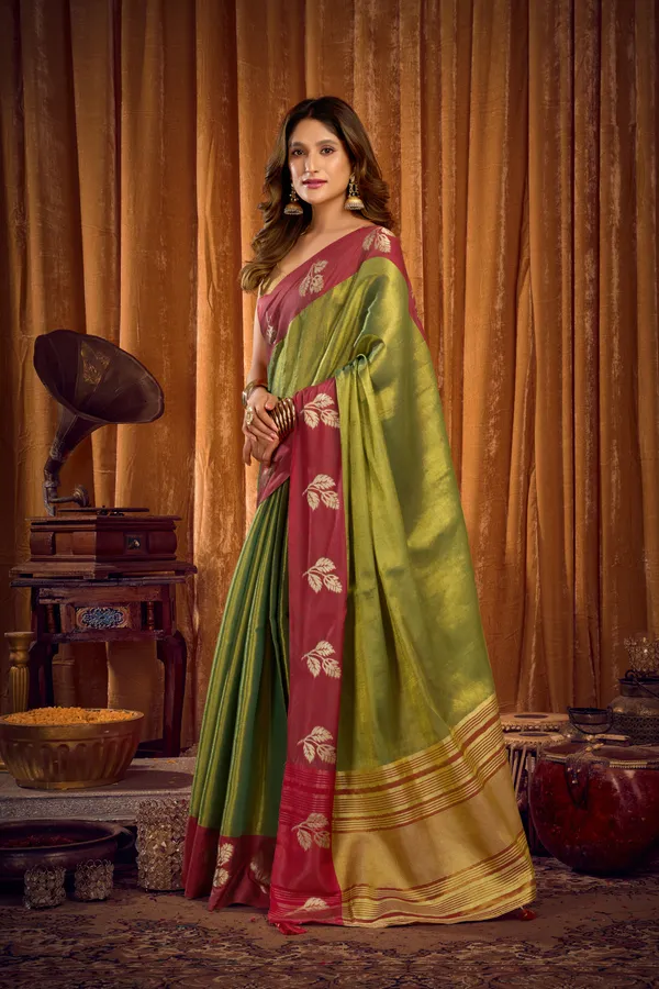 Green_Soft_Tissue_Contrast_Border_Zhallar_Saree_For_Women