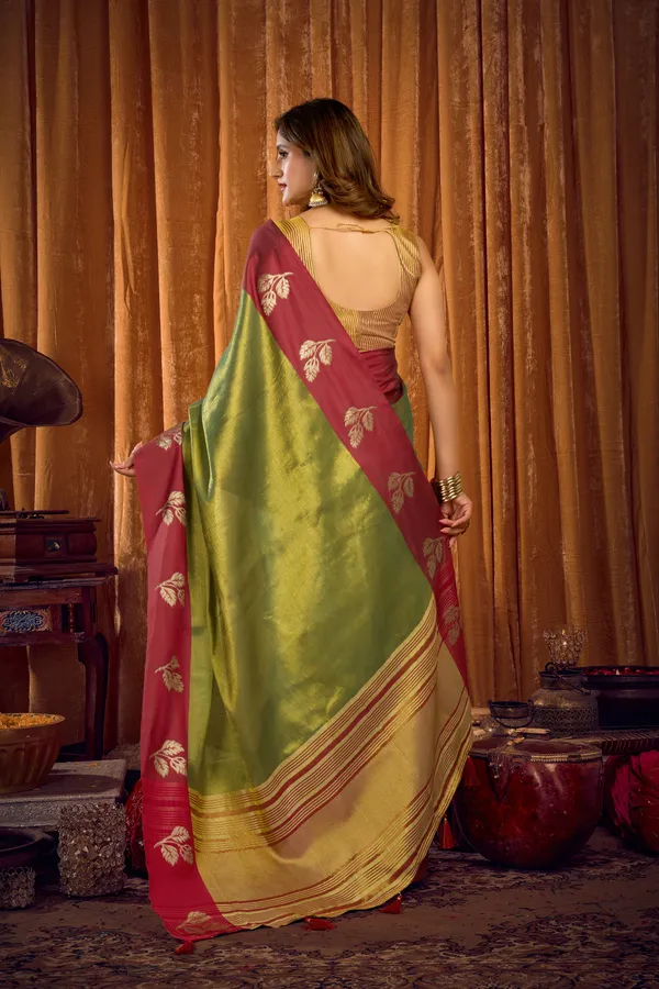 Green_Soft_Tissue_Contrast_Border_Zhallar_Saree_For_Women