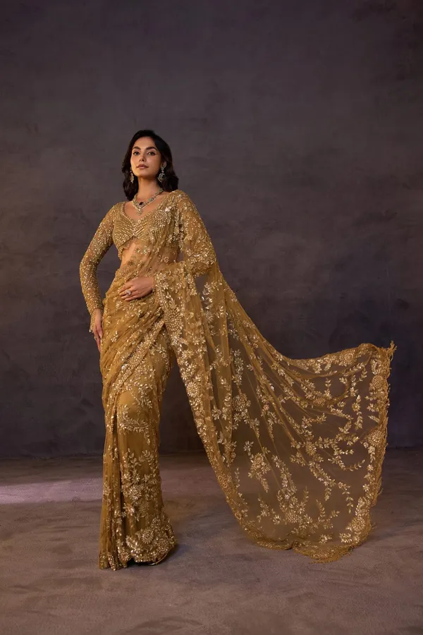 golden_celebrity_saree