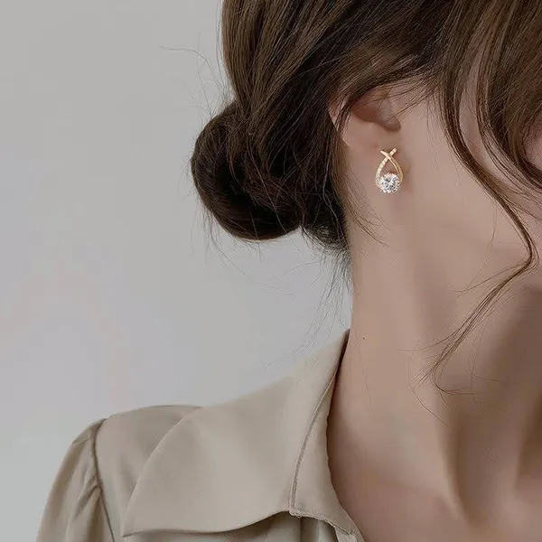 Elegant_Gold-Plated_Crystal_Stud_Earrings