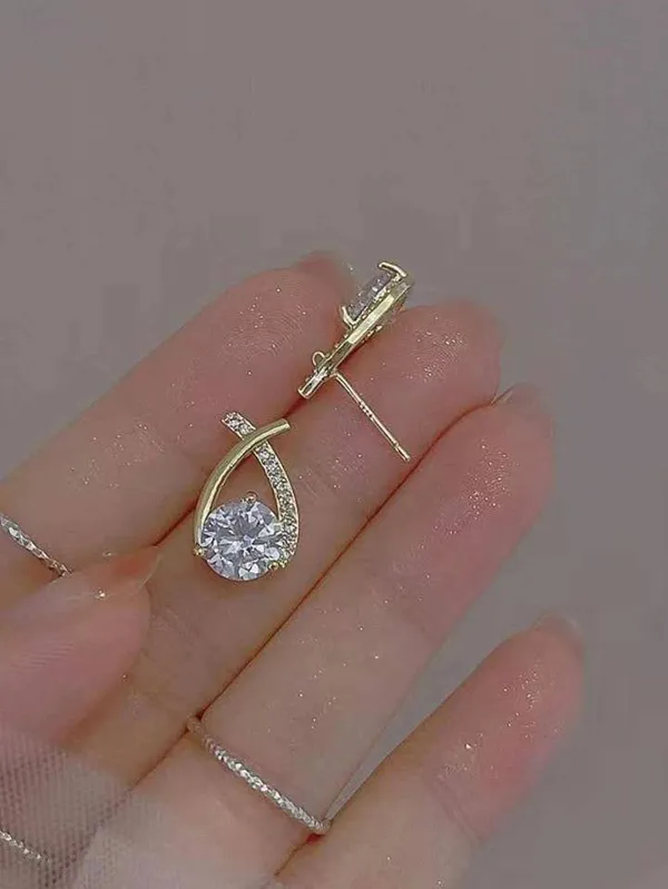 Elegant_Gold-Plated_Crystal_Stud_Earrings